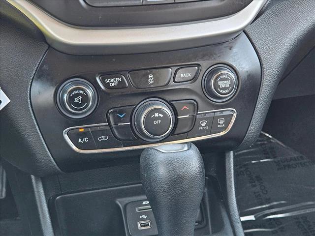 Used 2015 Jeep Cherokee Latitude FWD image 19