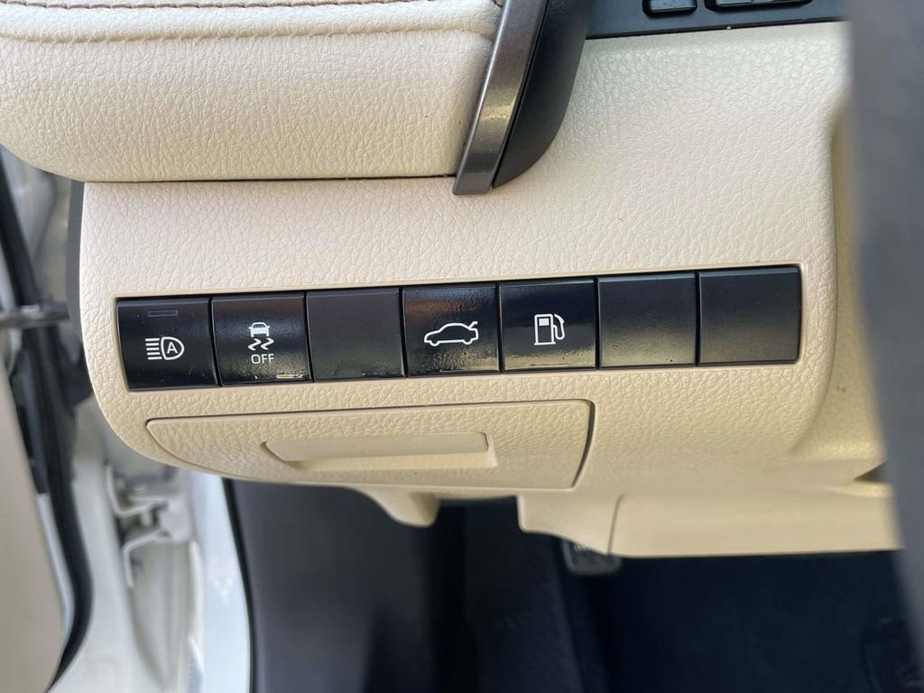 Used 2018 Toyota Camry LE w/ Convenience Package FWD image 23