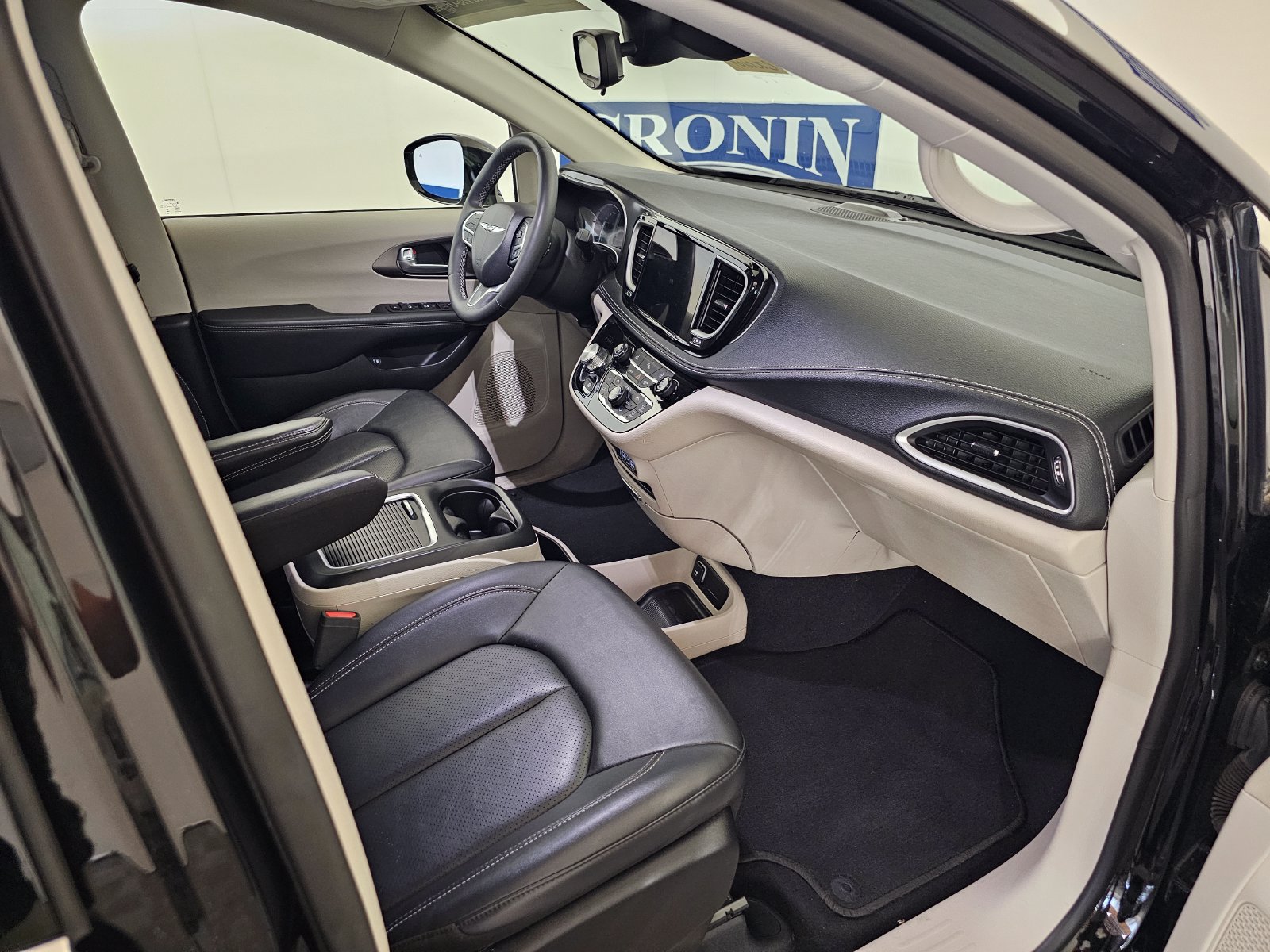 Used 2024 Chrysler Pacifica Limited FWD image 26
