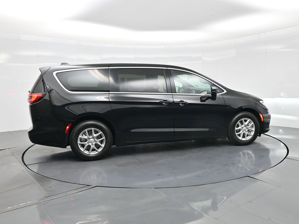 New 2026 Chrysler Pacifica Select image 5
