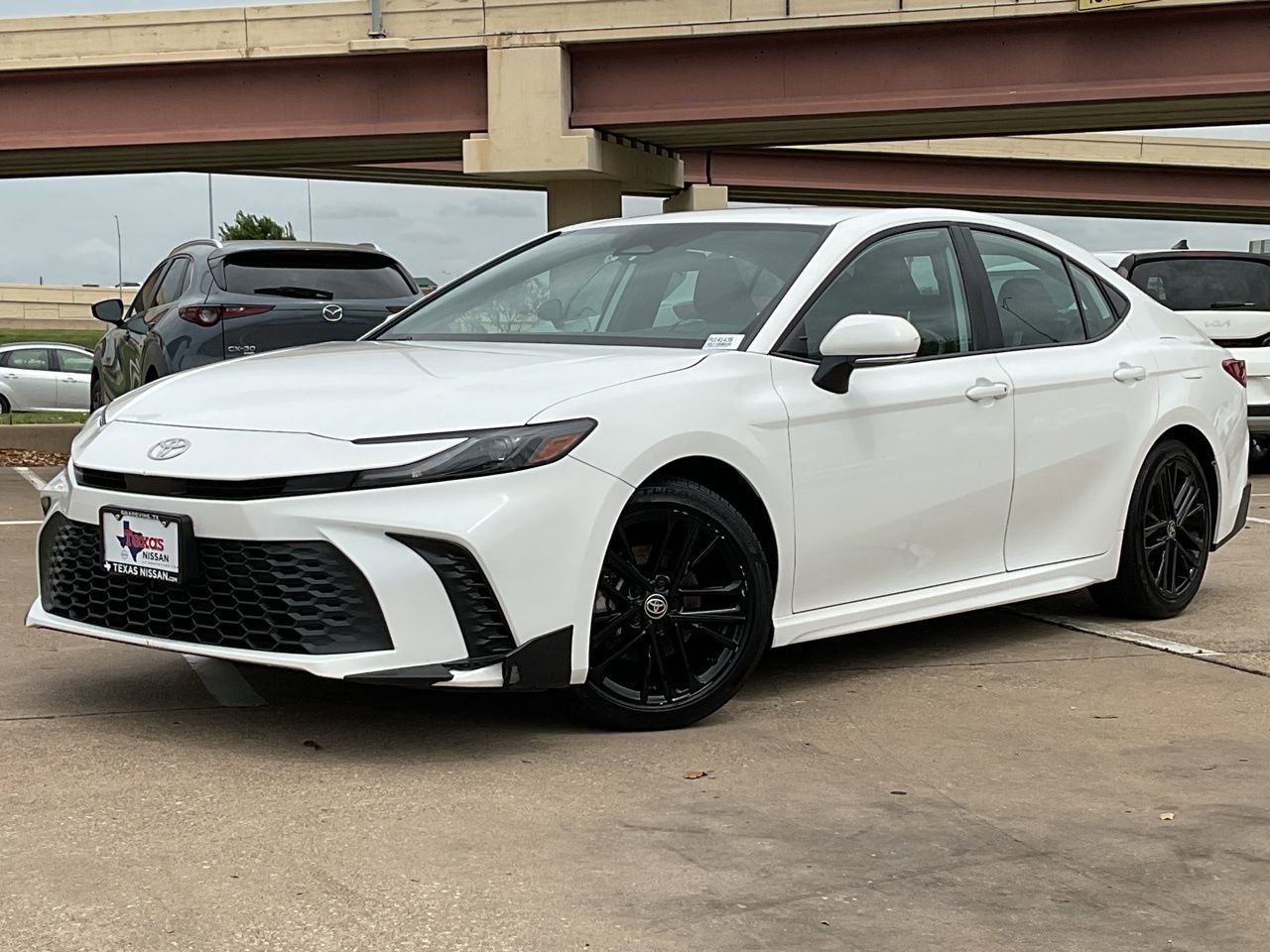 Used 2025 Toyota Camry SE image 2