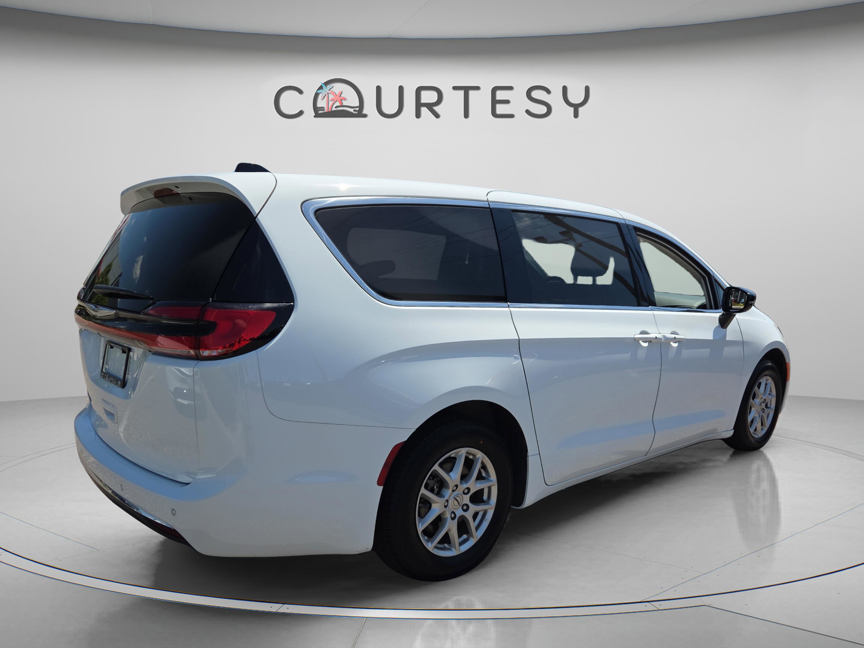 Used 2024 Chrysler Pacifica Touring-L image 5