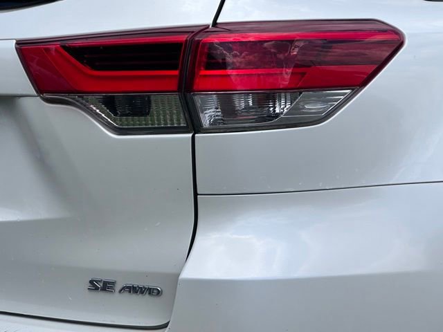 Used 2018 Toyota Highlander SE AWD/4WD image 12