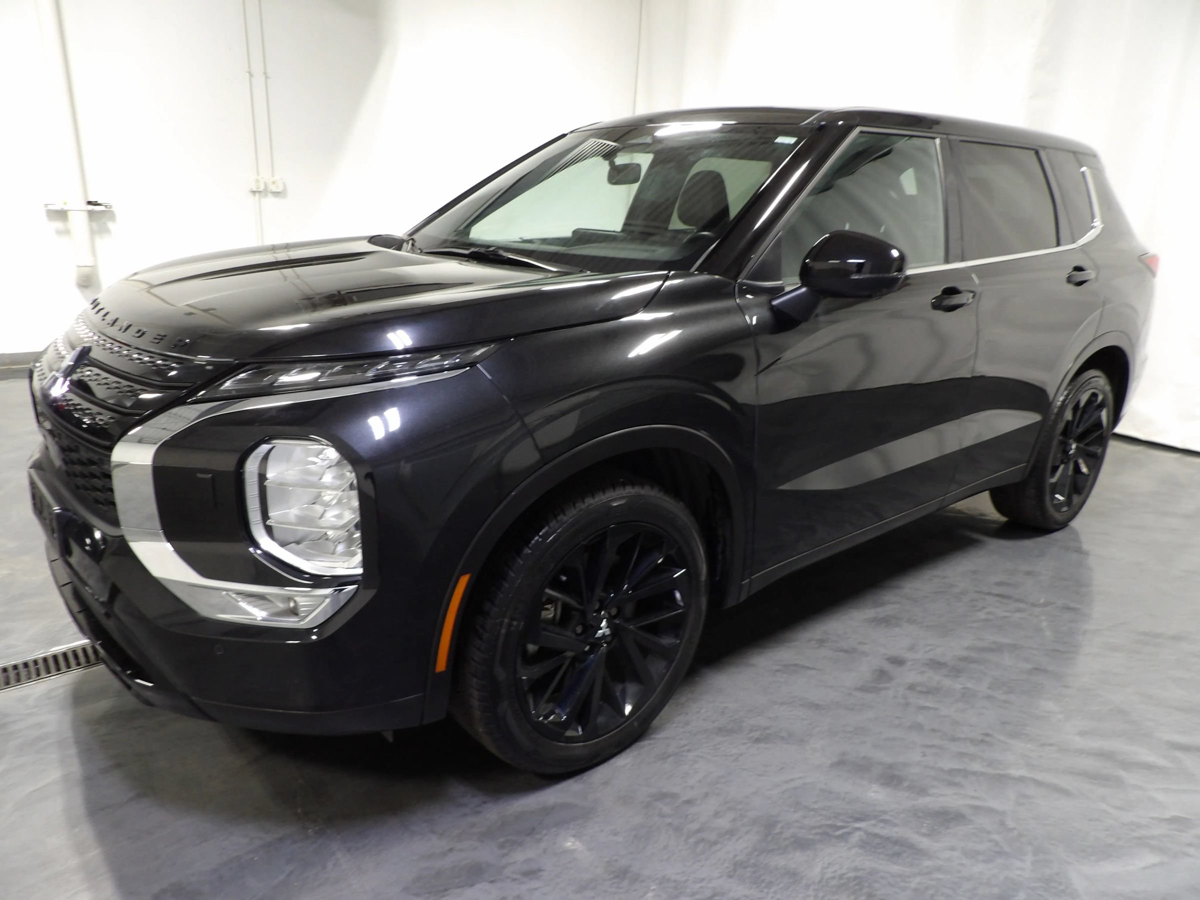 Used 2024 Mitsubishi Outlander SE Black Edition AWD/4WD image 4