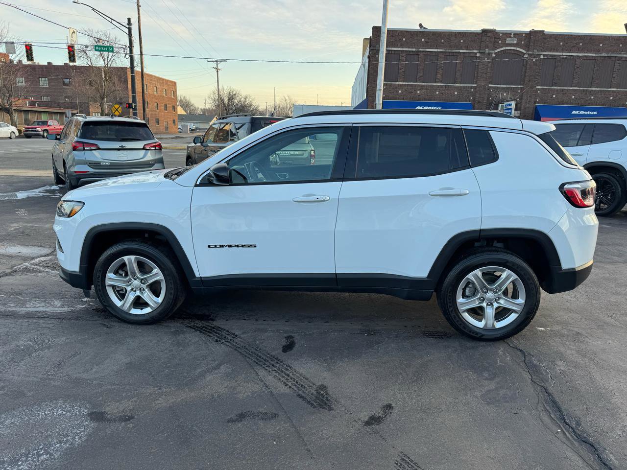Used 2024 Jeep Compass Latitude w/ Sun and Sound Group image 8