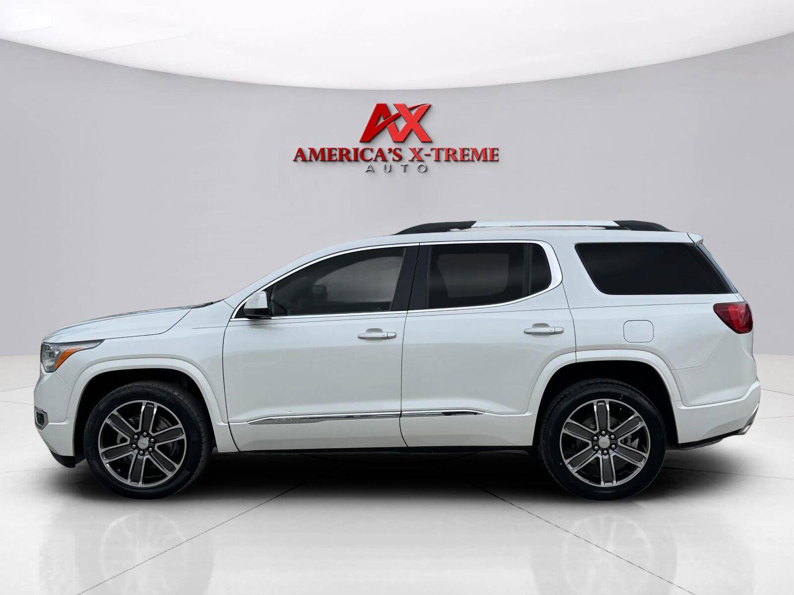 Used 2019 GMC Acadia Denali w/ Technology Package AWD/4WD image 2