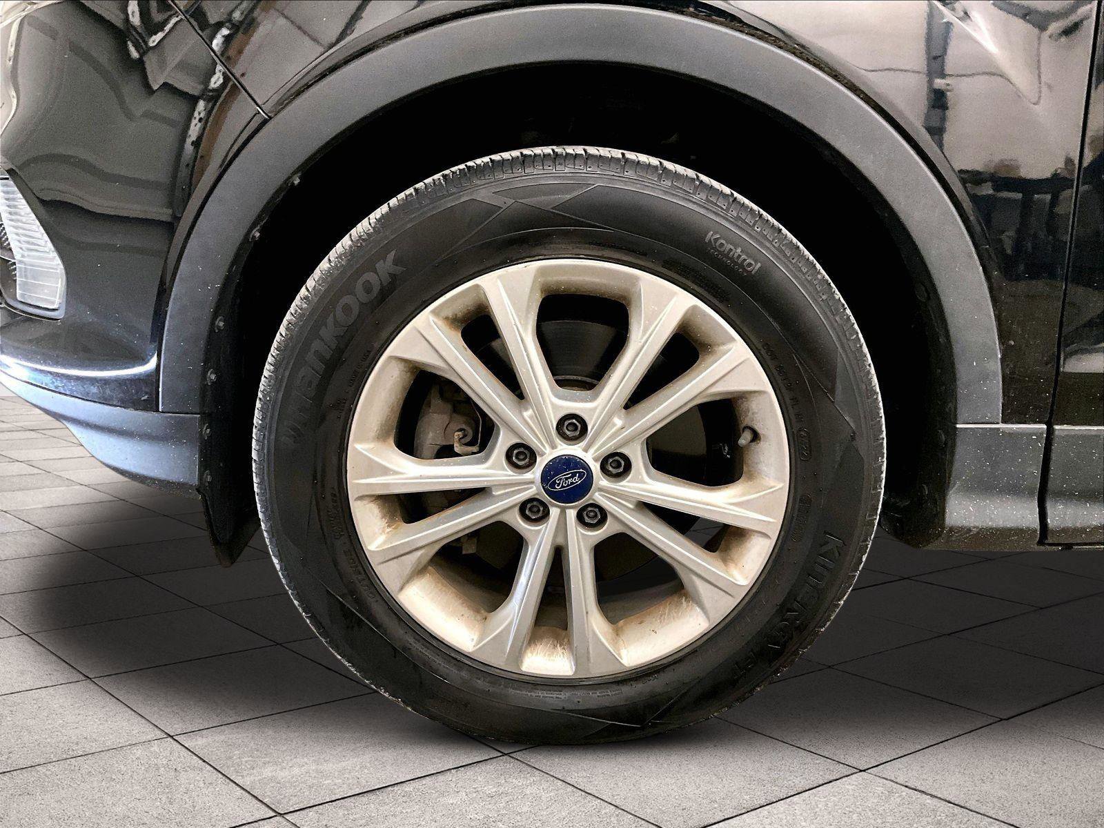 Used 2018 Ford Escape SE w/ SE Sync 3 Package AWD/4WD image 9