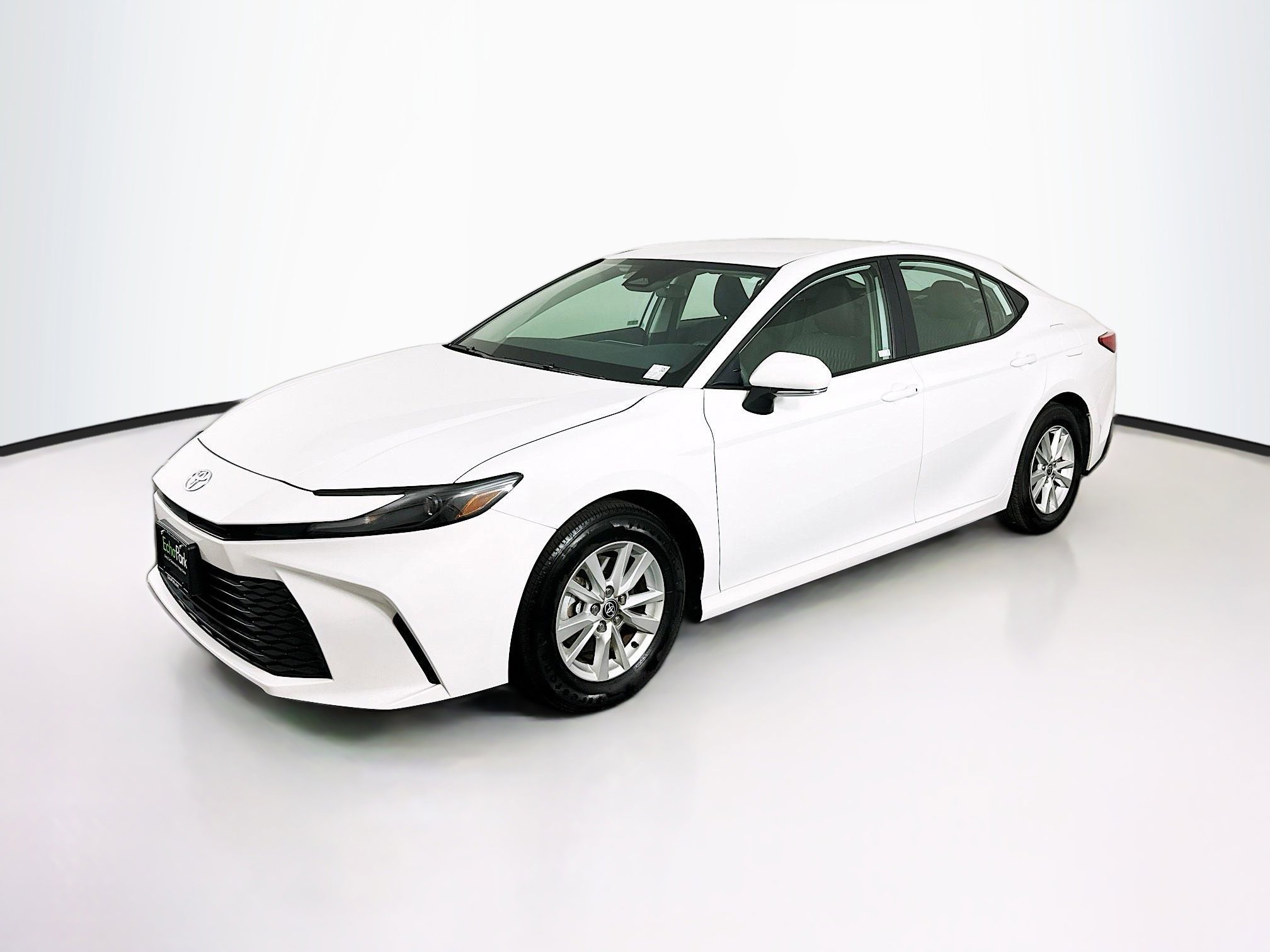 Used 2025 Toyota Camry LE image 3