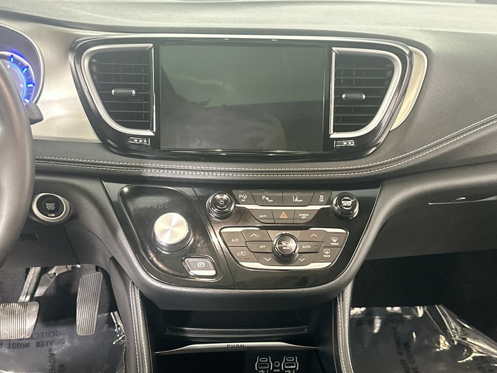 Used 2024 Chrysler Pacifica Premium FWD image 21