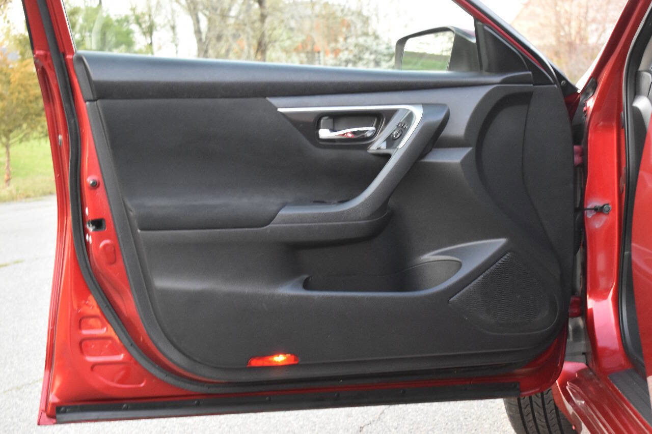 Used 2014 Nissan Altima 2.5 S w/ Sport Value Package image 9