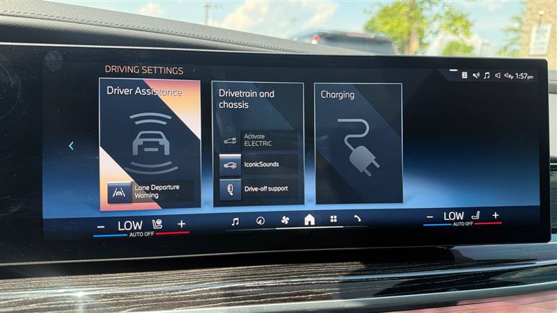Used 2025 BMW 750e xDrive w/ Executive Package AWD/4WD image 31