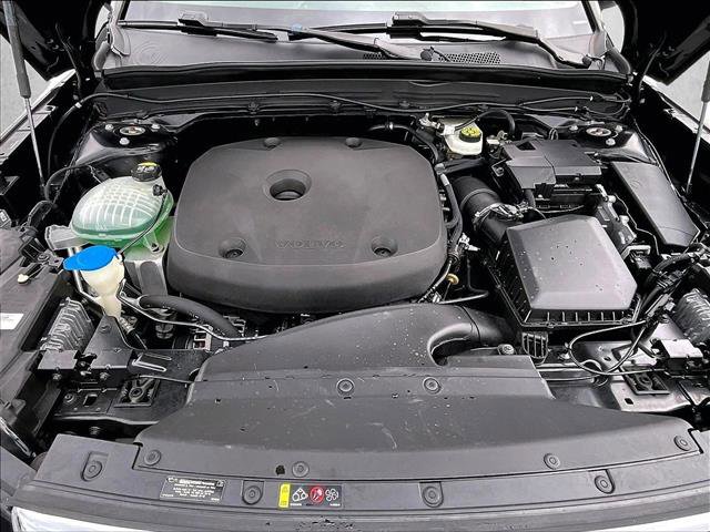 Used 2021 Volvo XC40 T4 Momentum w/ Premium Package image 11