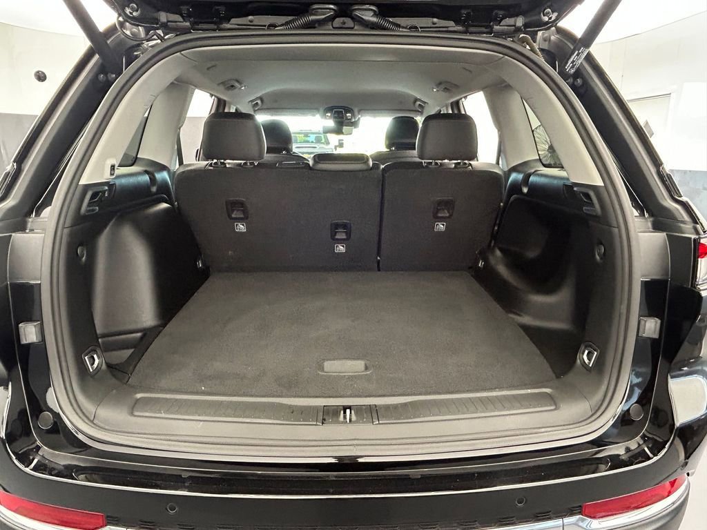 Used 2024 Jeep Grand Cherokee Limited w/ Luxury Tech Group II image 37