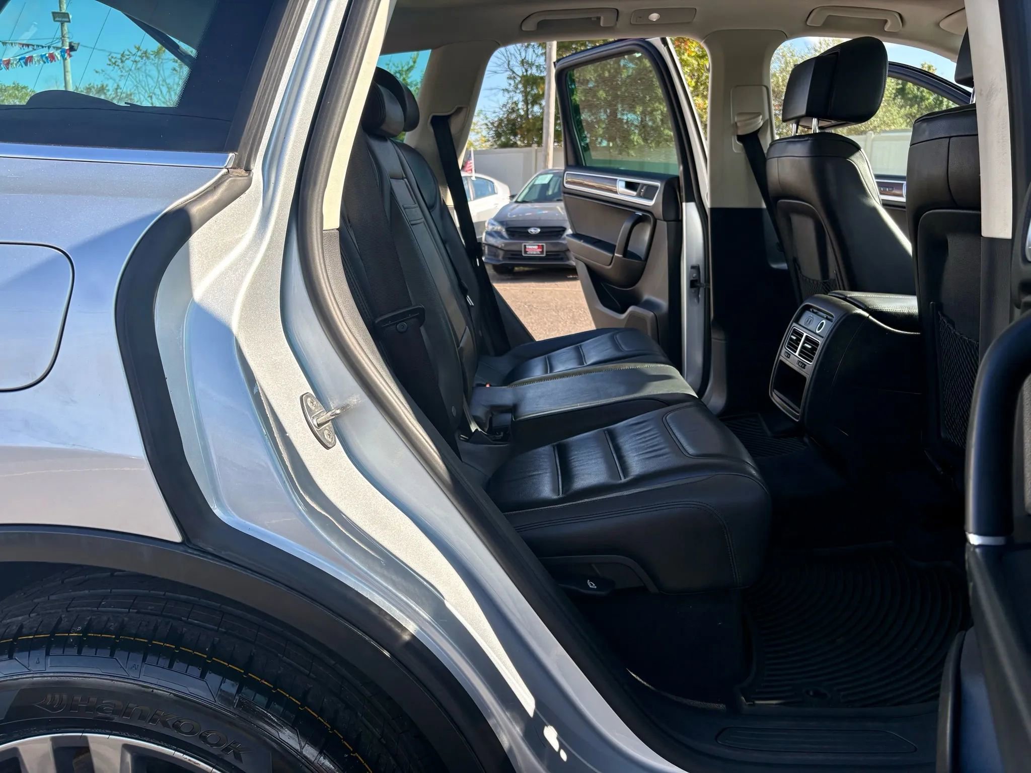 Used 2015 Volkswagen Touareg VR6 image 28