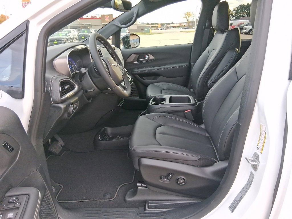 New 2026 Chrysler Pacifica Select image 16