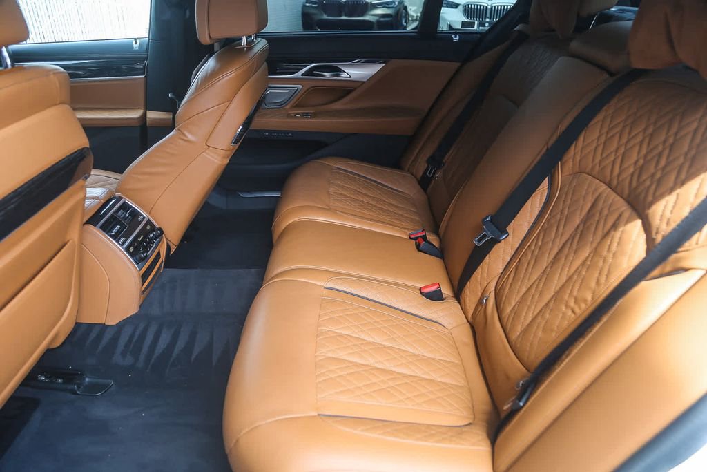 Certified 2022 BMW 750i xDrive w/ Autobahn Package image 15