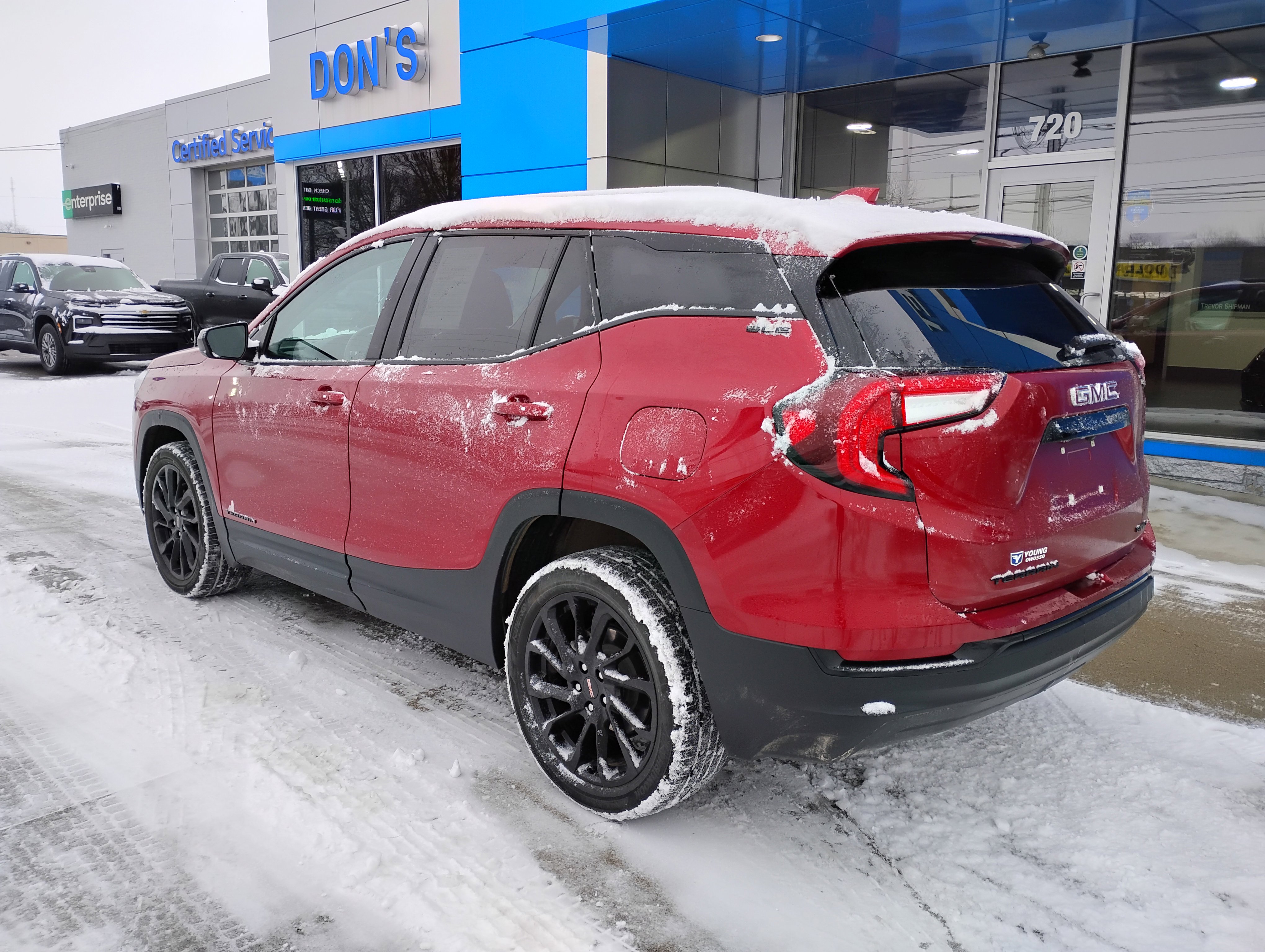 Used 2024 GMC Terrain SLE w/ Driver Convenience Package image 2