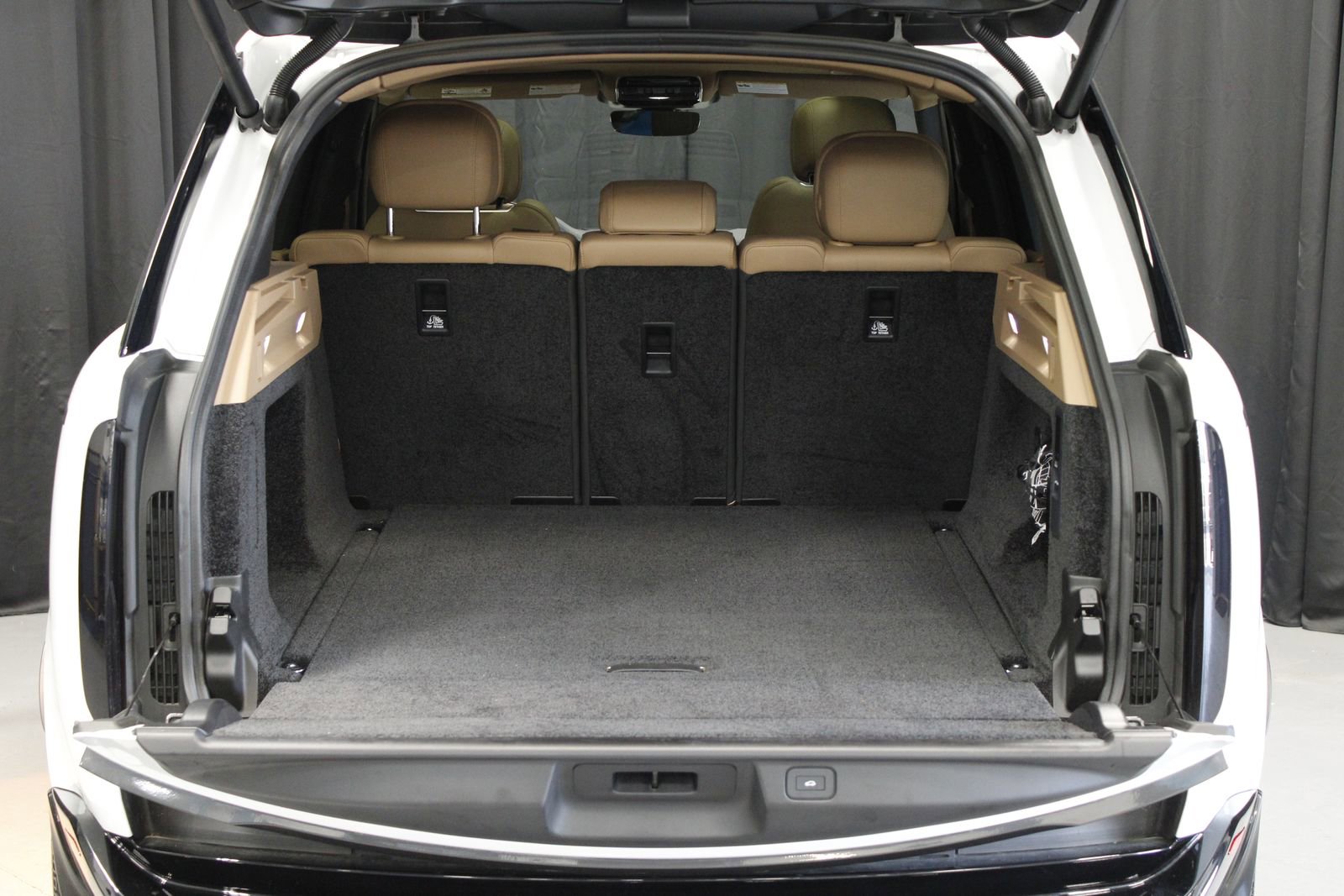 Used 2025 Land Rover Range Rover SE image 17
