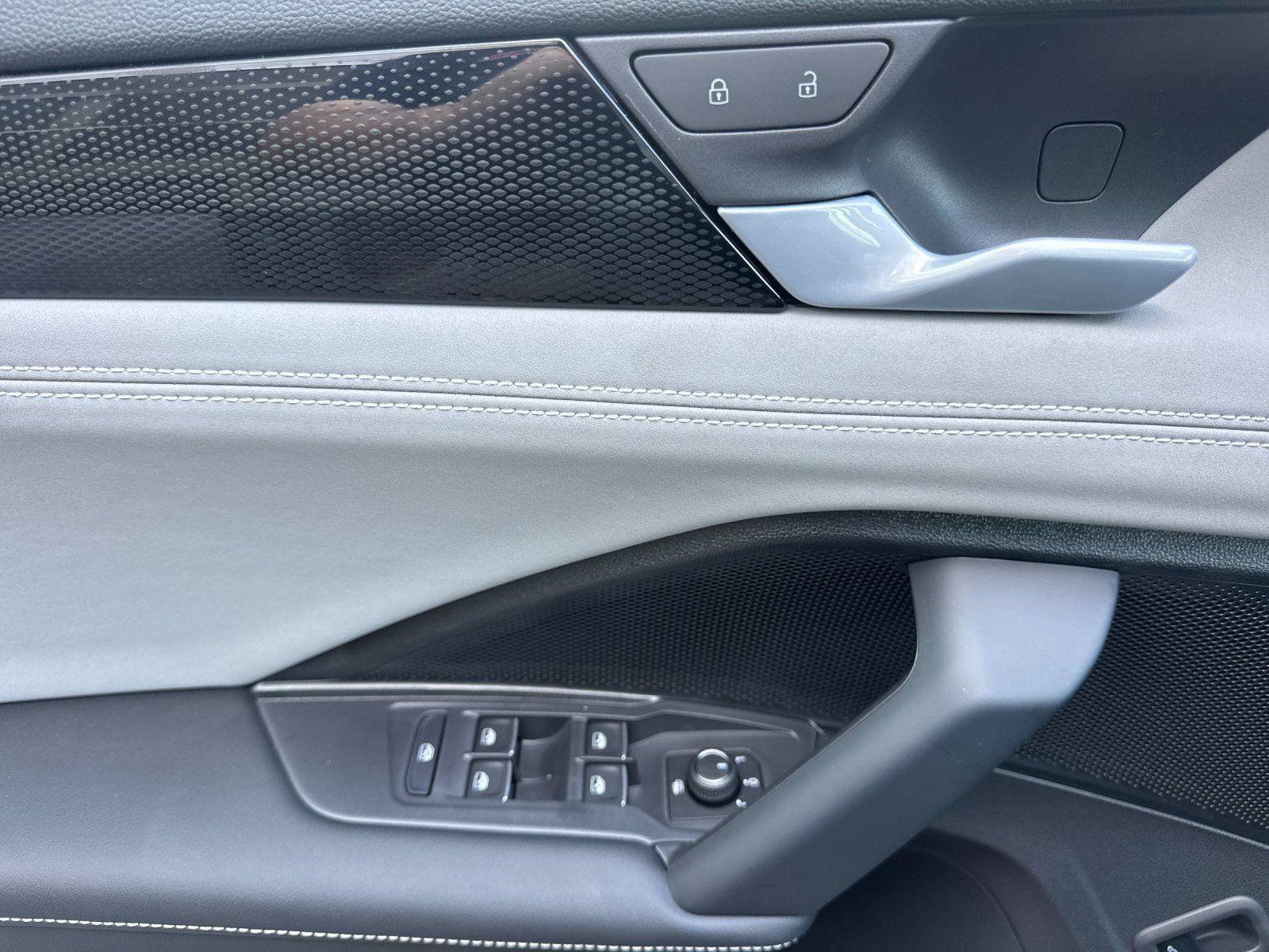 New 2026 Volkswagen Tiguan SE R-Line AWD/4WD image 10