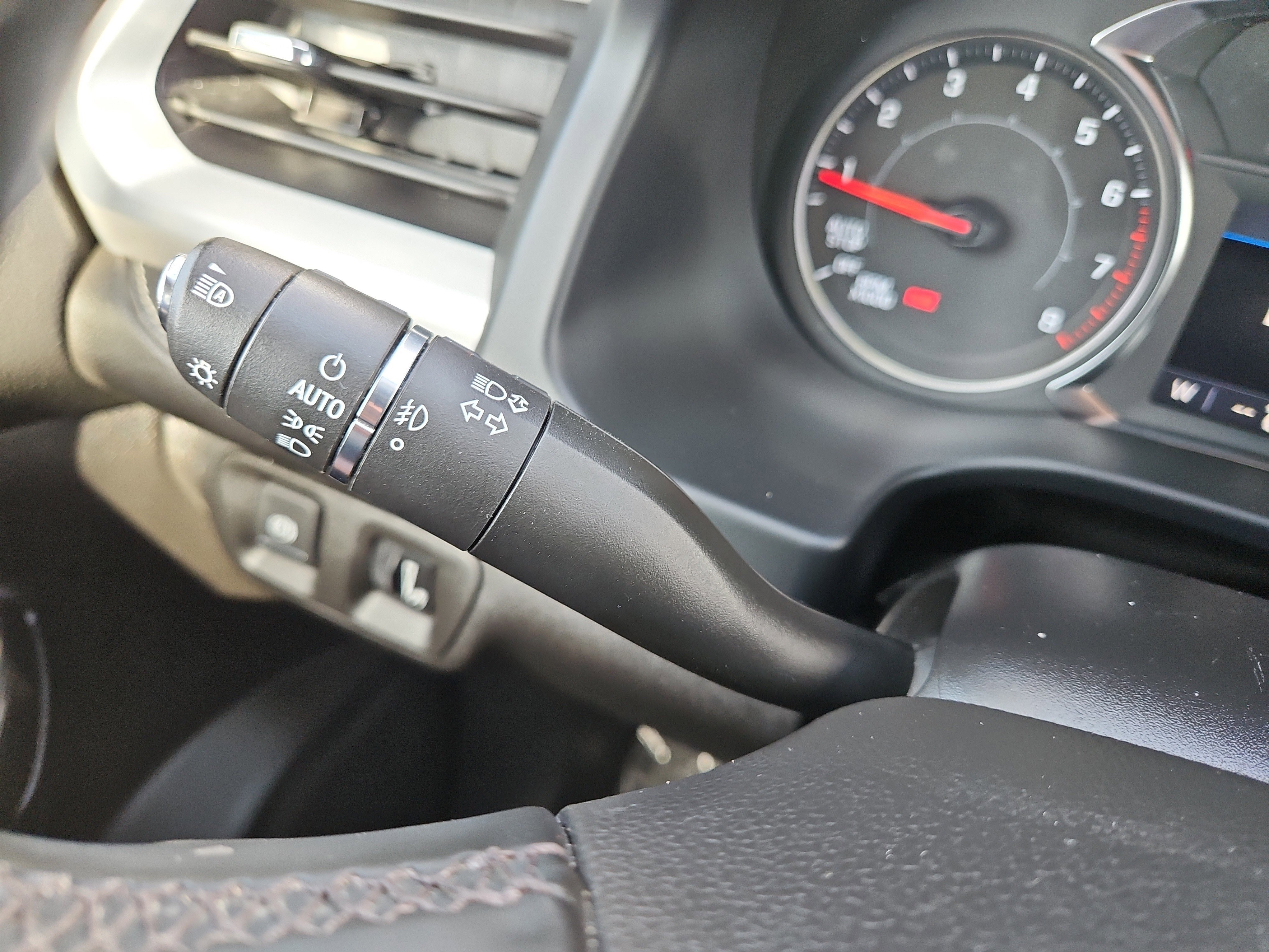 Used 2023 GMC Acadia SLT AWD/4WD image 24