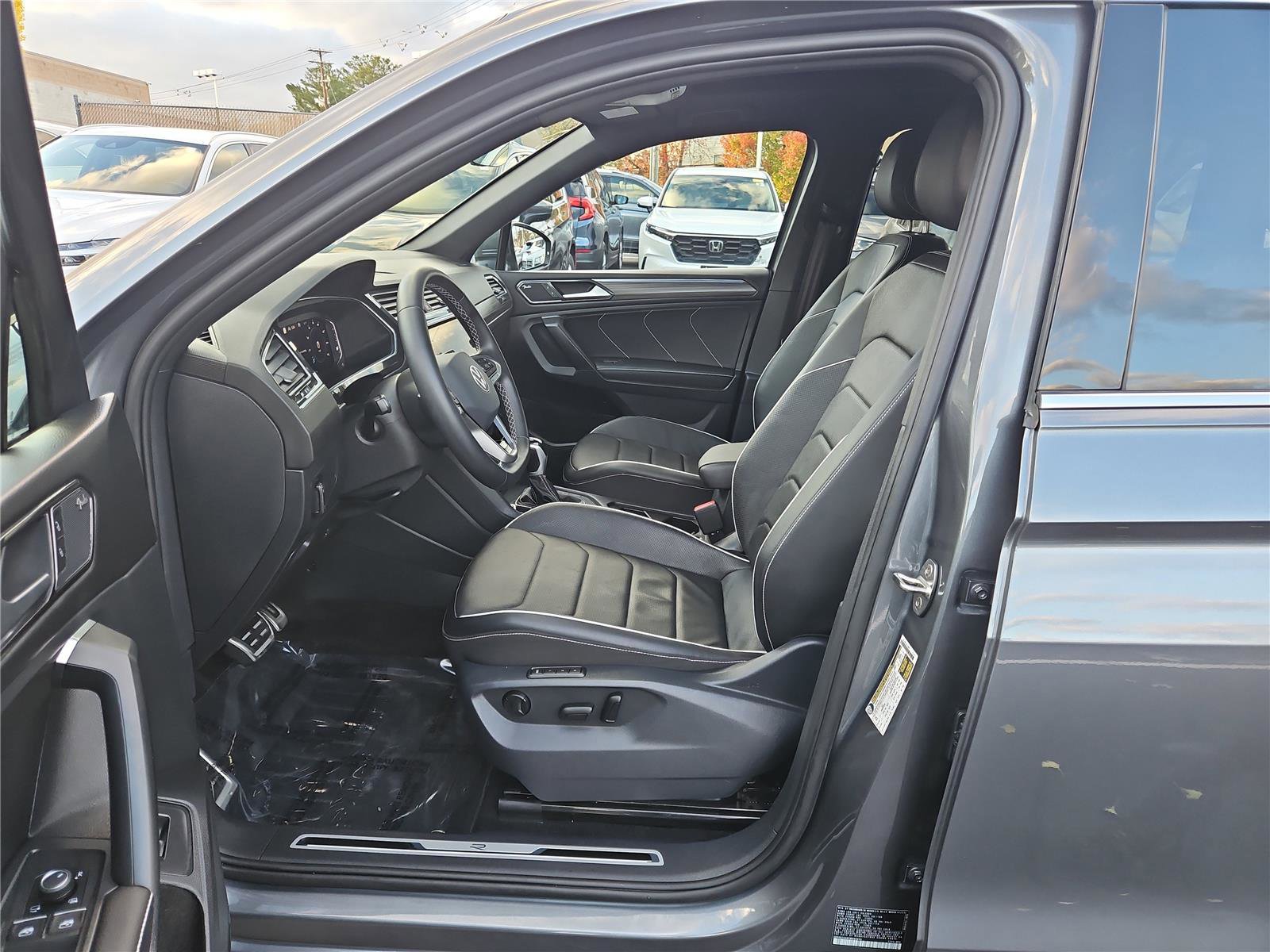 Certified 2023 Volkswagen Tiguan SEL R-Line image 15
