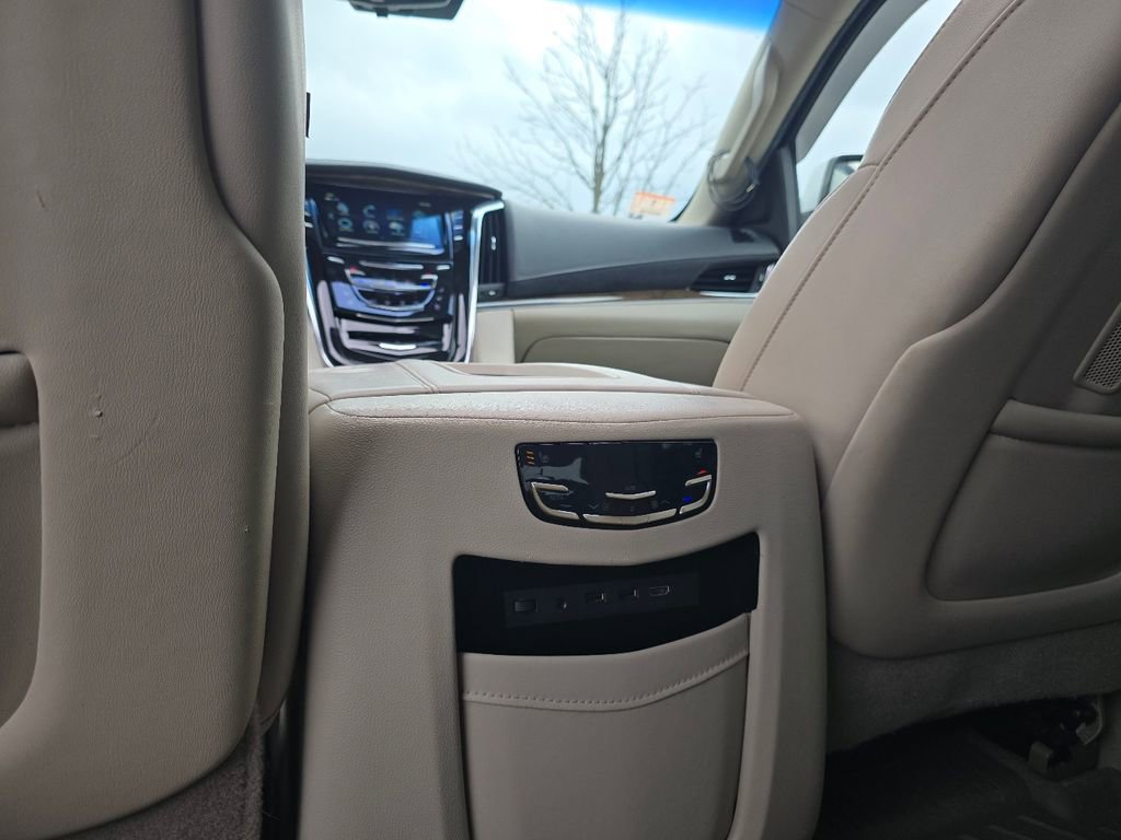 Used 2018 Cadillac Escalade Luxury image 25