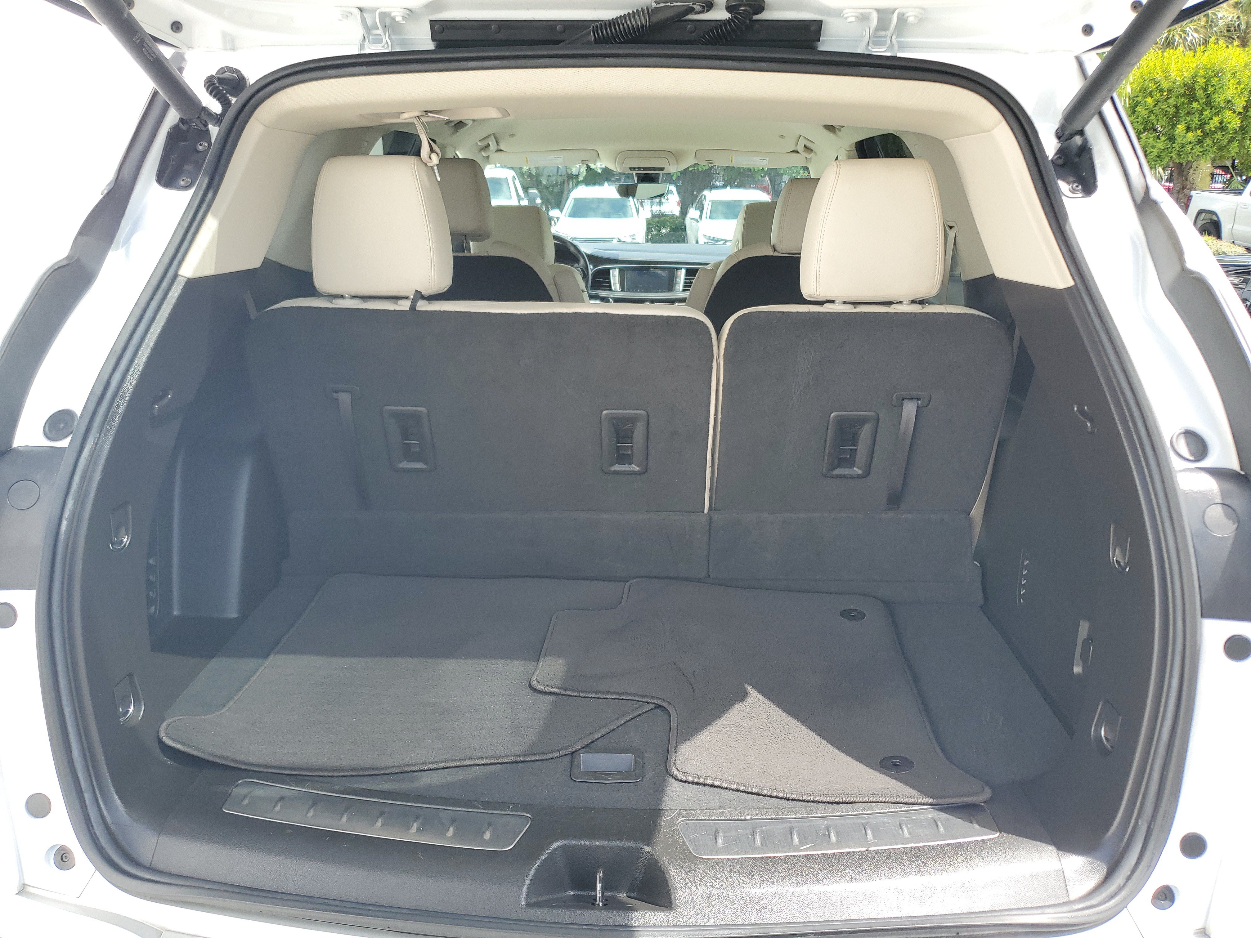 Certified 2024 Buick Enclave Essence w/ Technology Package FWD image 9