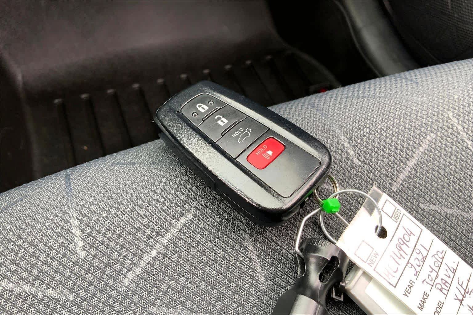 Used 2021 Toyota RAV4 XLE w/ Convenience Package FWD image 15