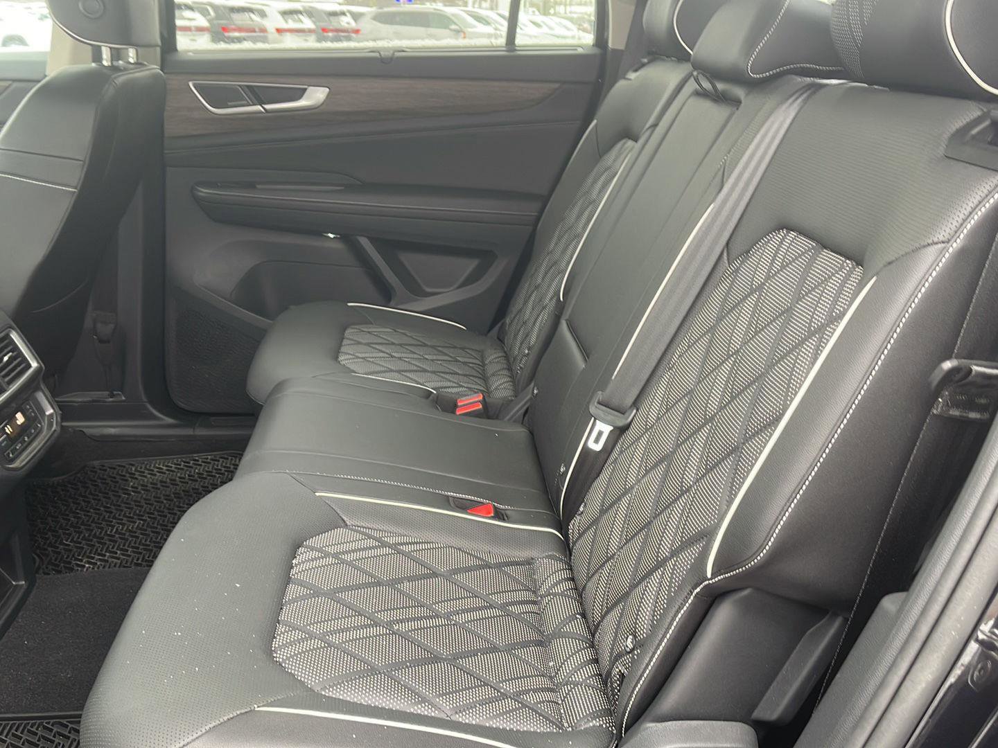 Used 2025 Volkswagen Atlas SEL Premium R-Line image 9