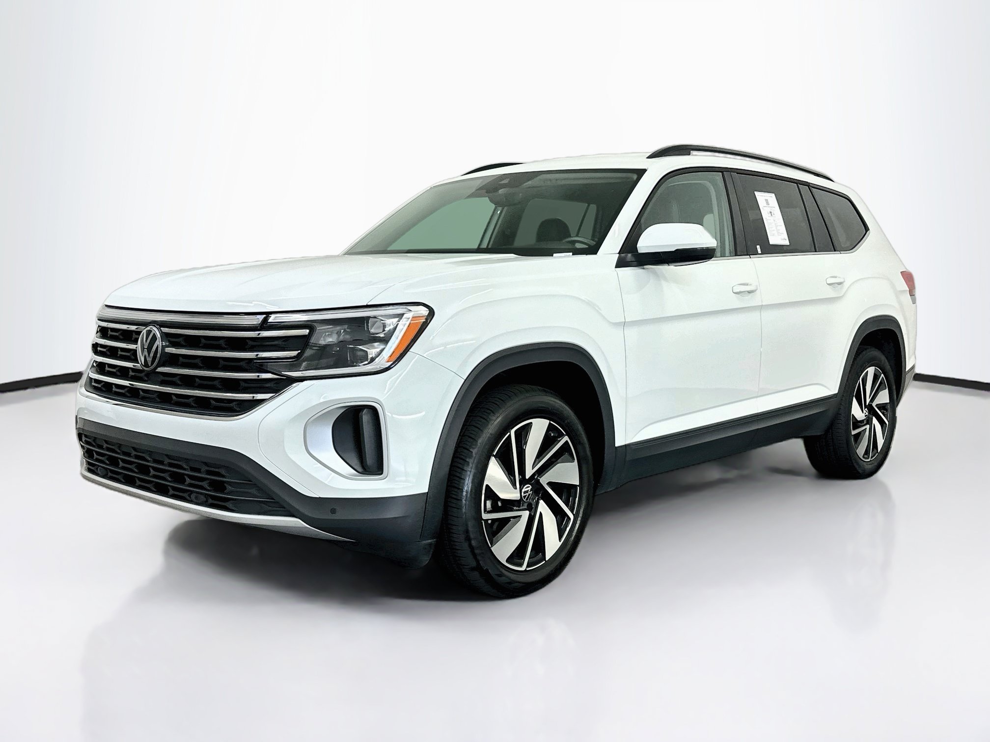 Used 2025 Volkswagen Atlas SE AWD/4WD image 3