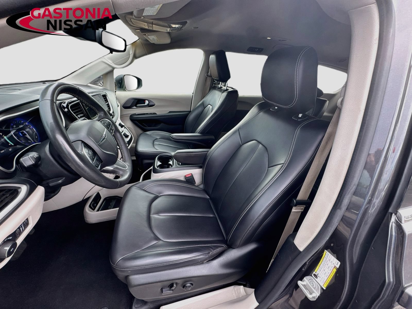 Used 2023 Chrysler Pacifica Touring-L FWD image 25