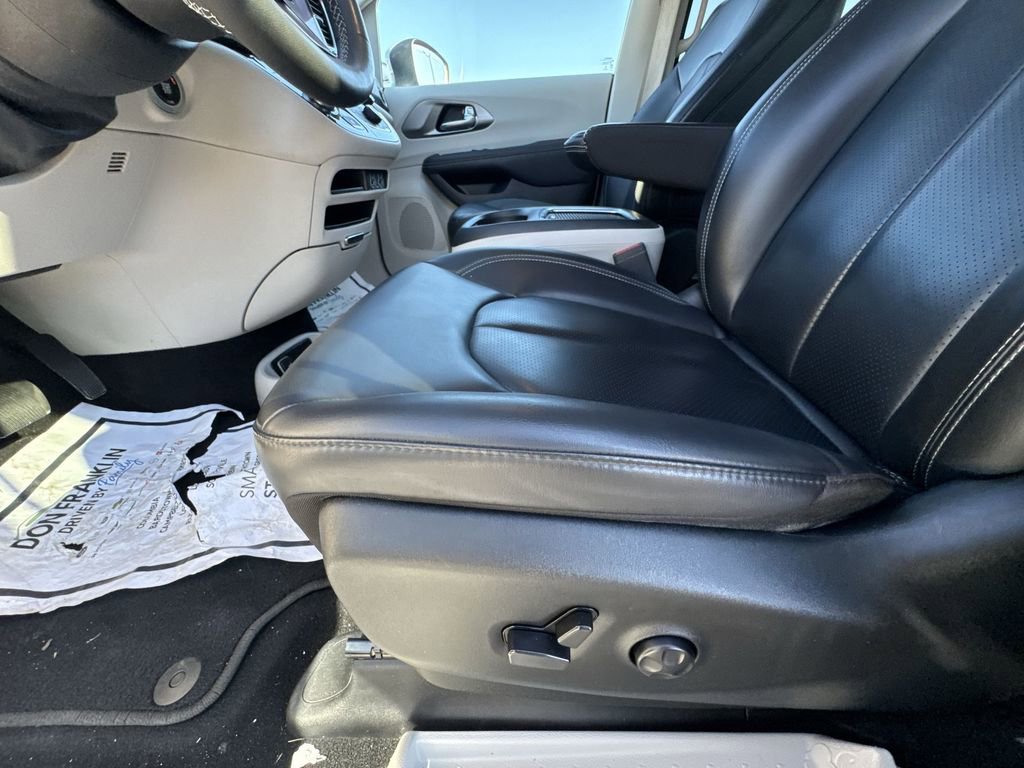 Used 2023 Chrysler Pacifica Touring-L image 12