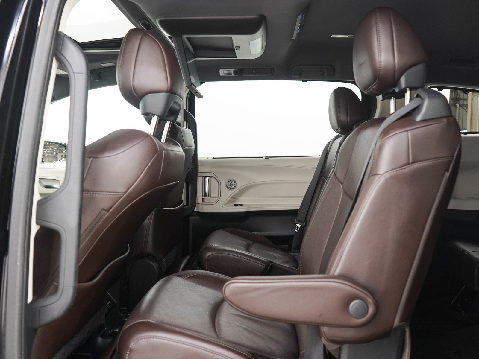 Used 2022 Toyota Sienna Platinum AWD/4WD image 16