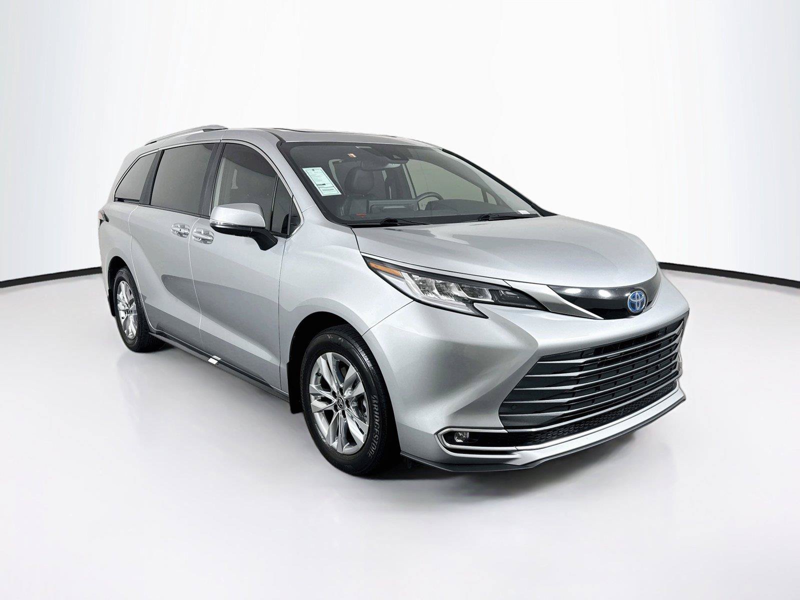 Certified 2025 Toyota Sienna Limited FWD image 10