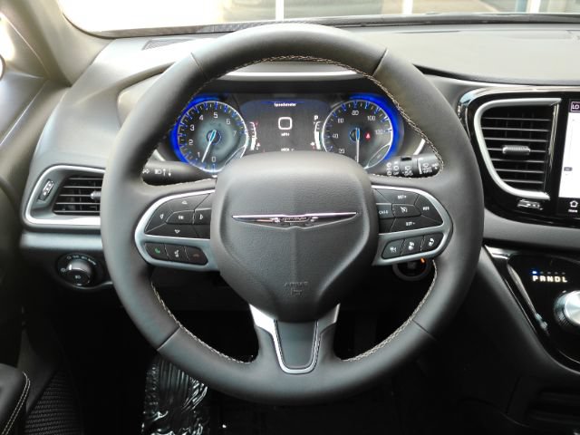 Used 2025 Chrysler Pacifica Select FWD image 39