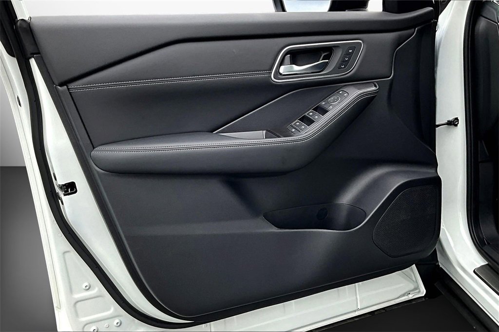 New 2026 Nissan Rogue Platinum image 25