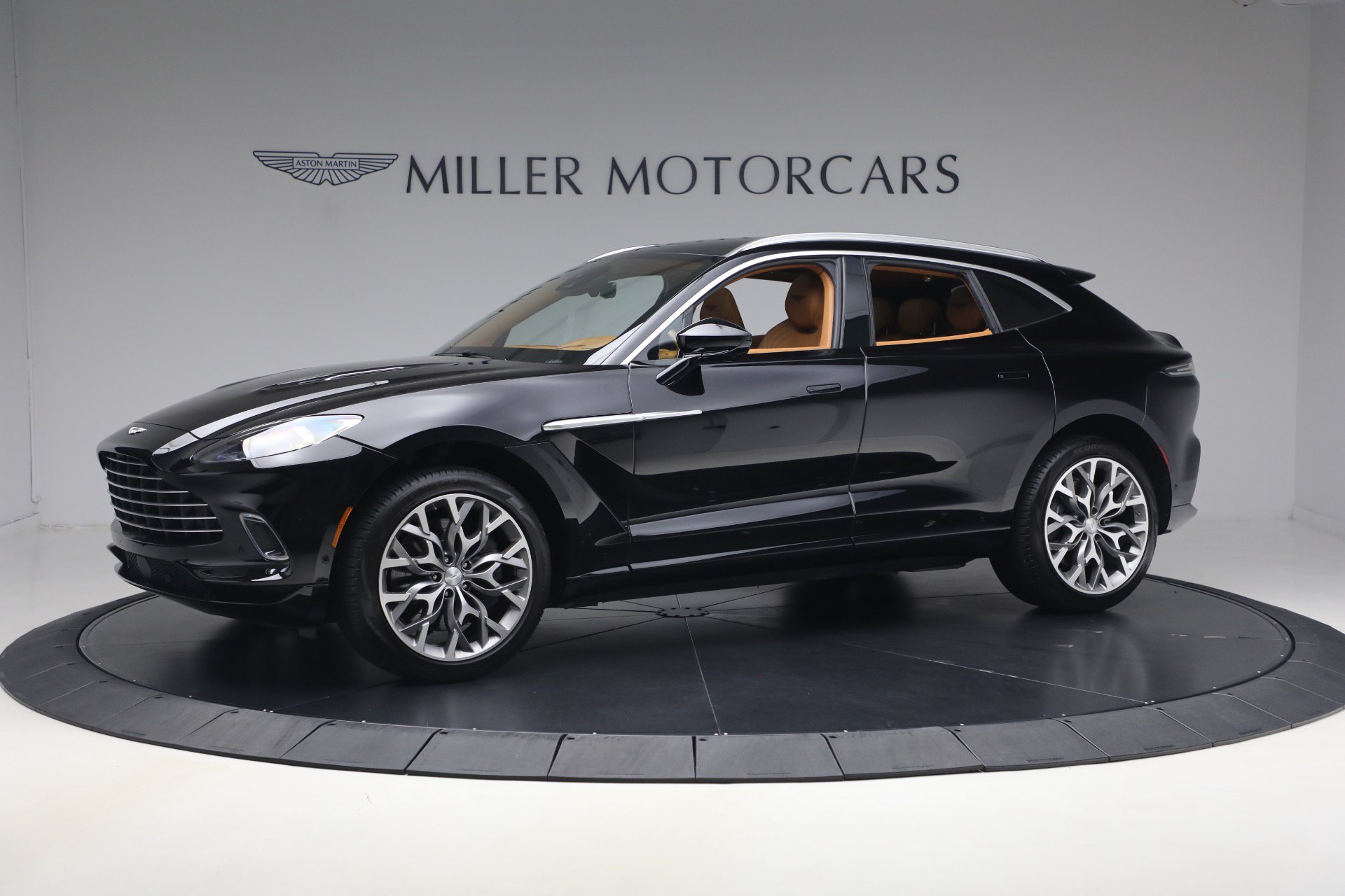Used 2021 Aston Martin DBX AWD/4WD image 2