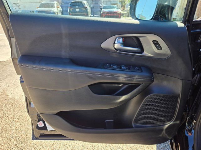 Used 2025 Chrysler Pacifica Select image 13