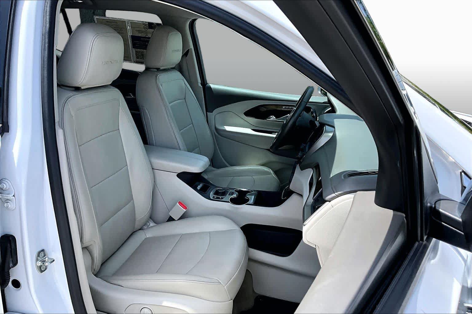 Used 2020 GMC Terrain Denali w/ Denali Premium Package FWD image 9