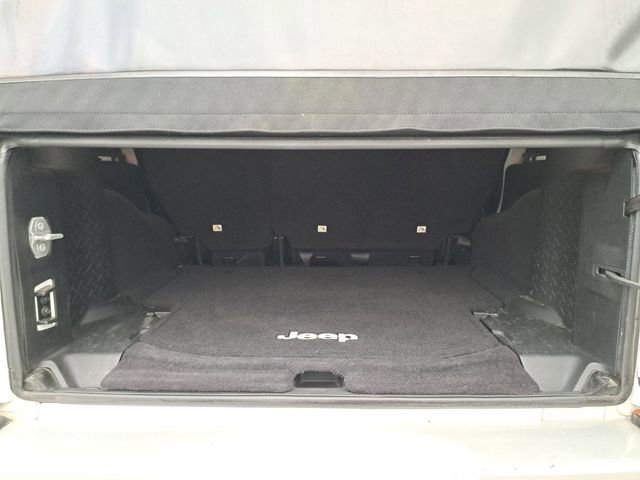 Used 2015 Jeep Wrangler Unlimited Sahara w/ Connectivity Group image 9