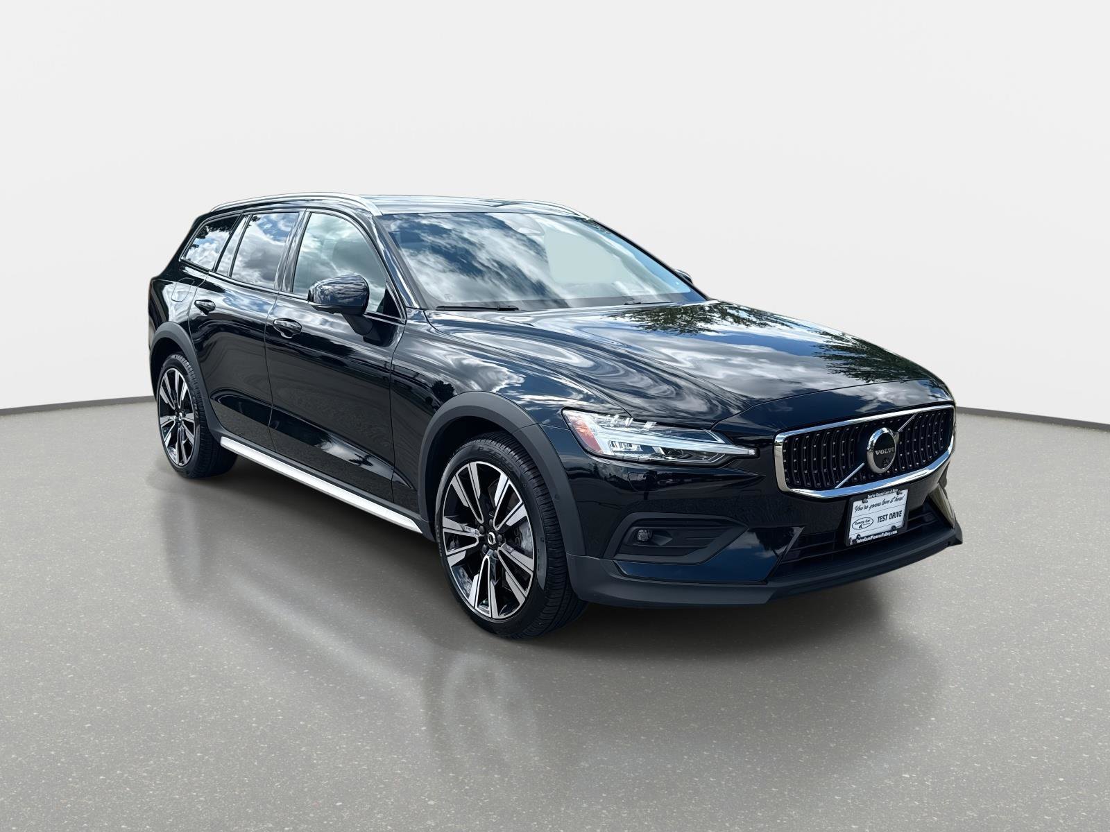 Used 2025 Volvo V60 B5 Cross Country Ultra w/ Climate Package image 3