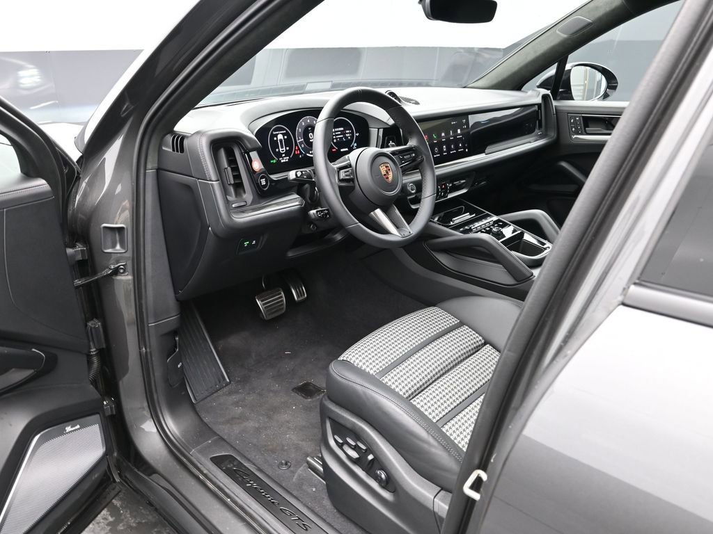 Certified 2025 Porsche Cayenne GTS image 4