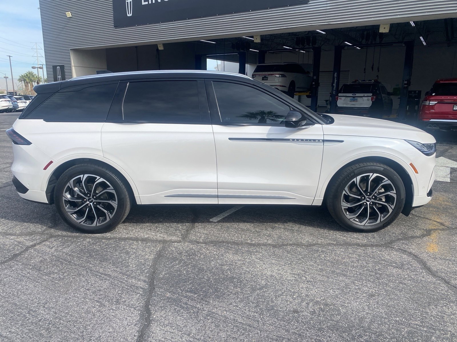 Used 2024 Lincoln Nautilus Reserve w/ Equipment Group 202A image 4