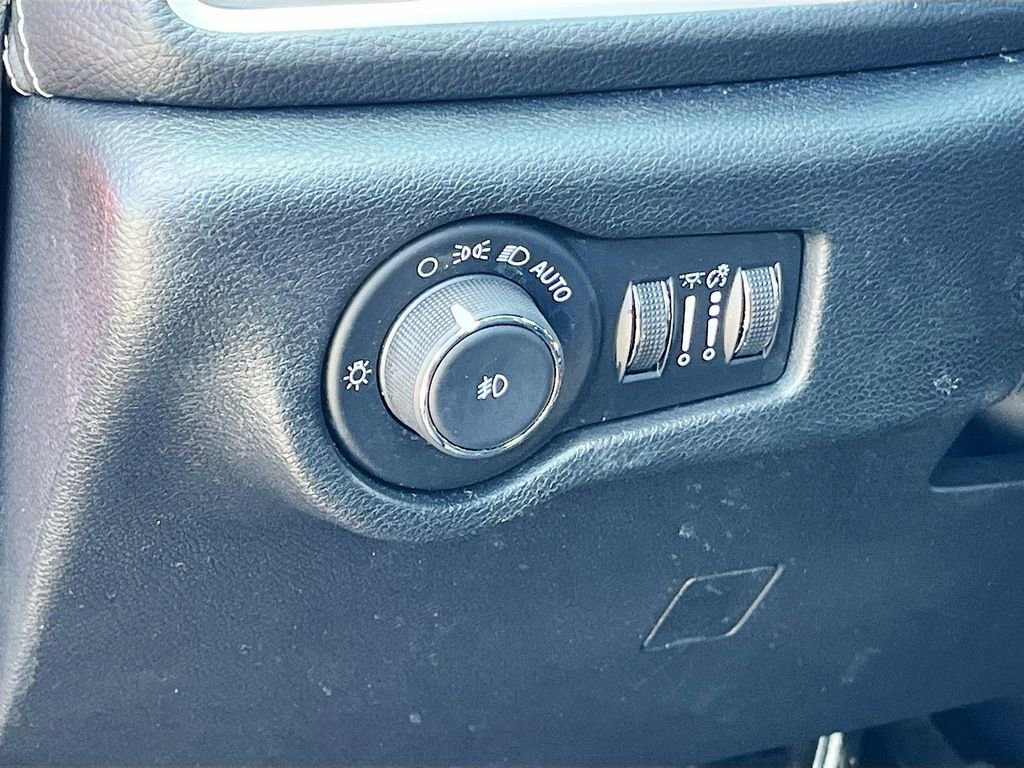 Certified 2025 Chrysler Pacifica Select image 10