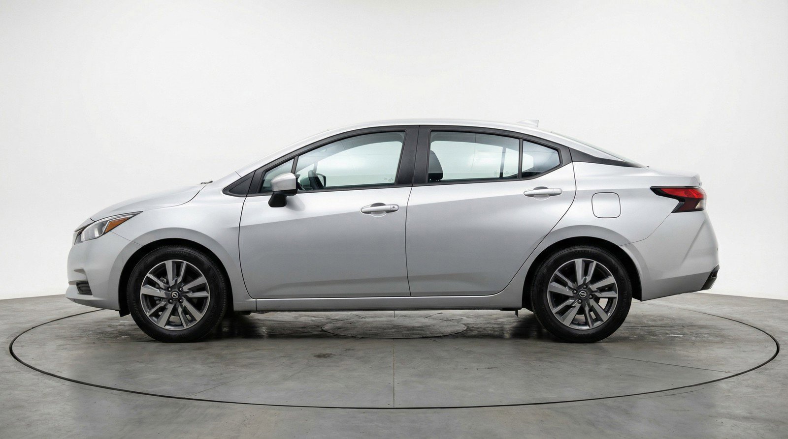 Used 2025 Nissan Versa SV FWD image 5