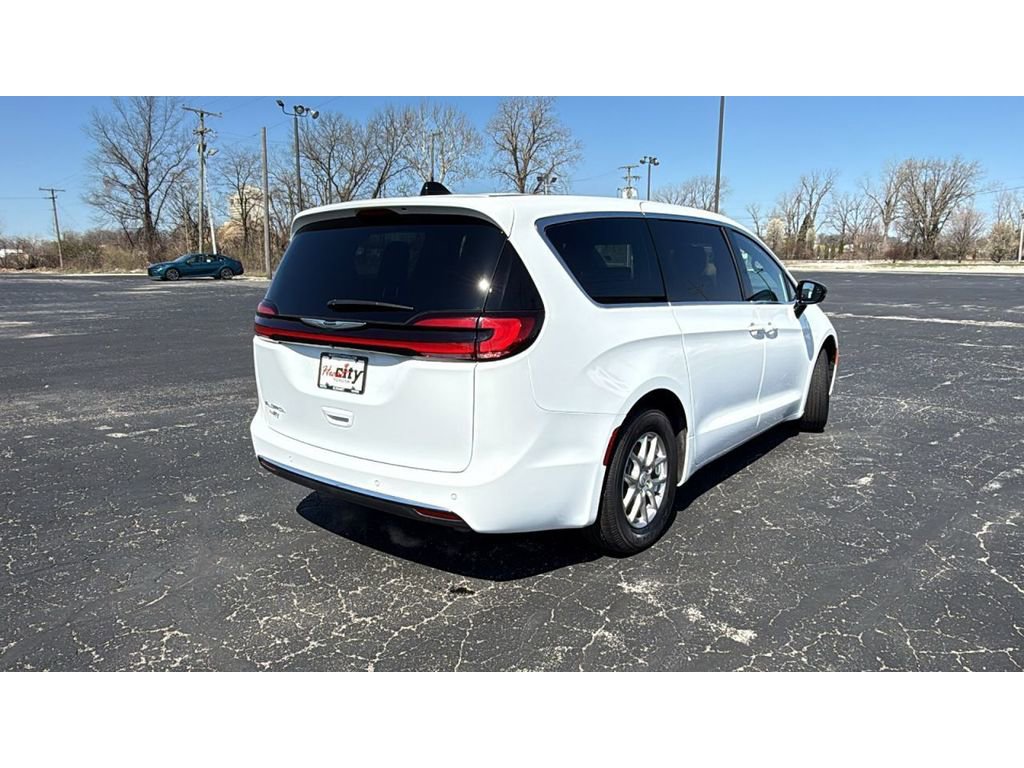 Used 2025 Chrysler Pacifica Select image 8