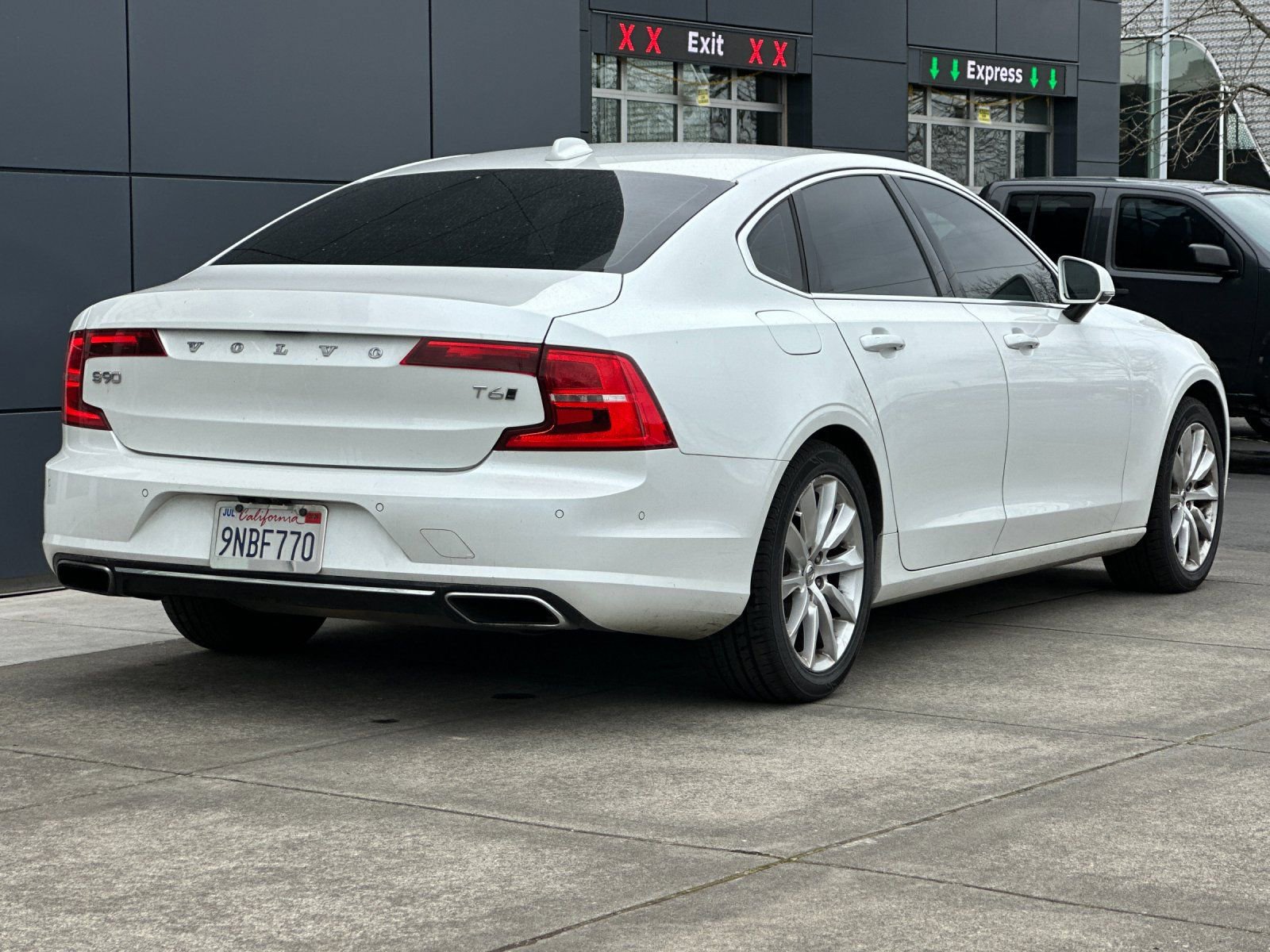 Used 2017 Volvo S90 T6 Momentum w/ Vision Package image 3