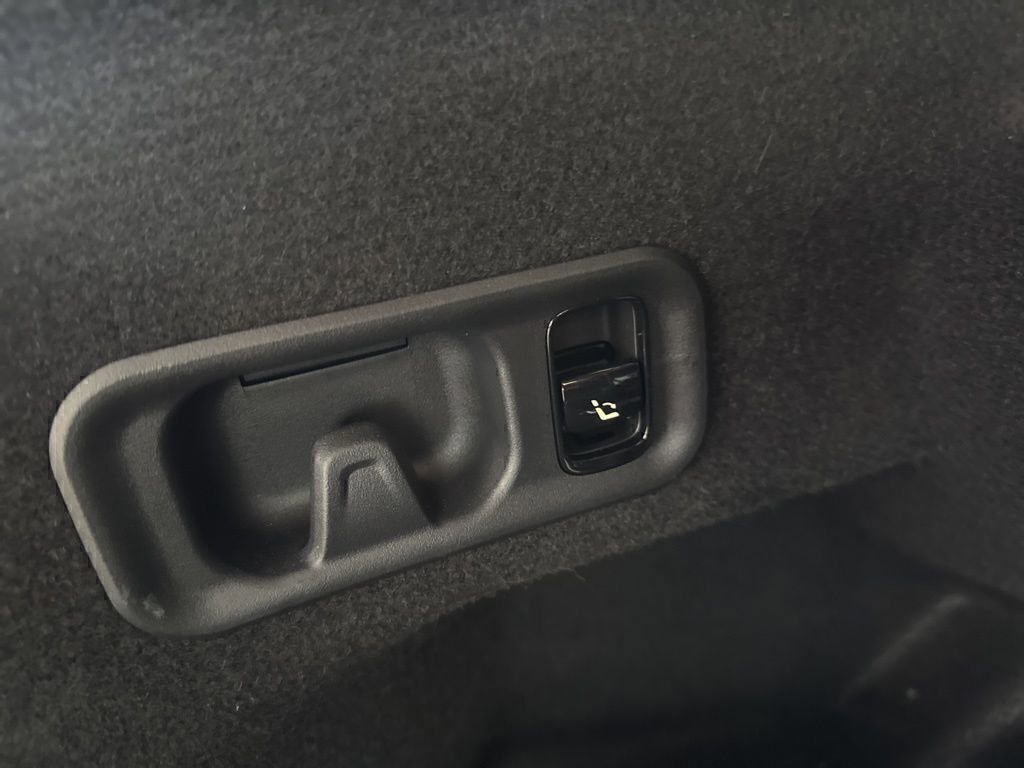 Used 2025 Mercedes-Benz E 350 4MATIC Sedan image 30