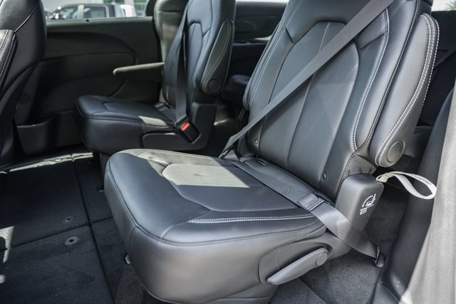 New 2027 Chrysler Pacifica Select FWD image 38