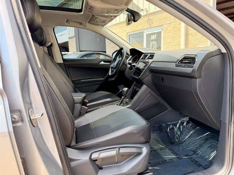 Used 2021 Volkswagen Tiguan SE w/ Panoramic Sunroof Package FWD image 11